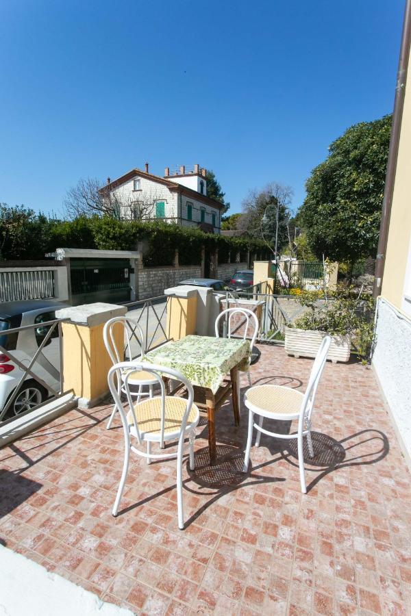 N050 - Numana, Trilocale In Centro Con Portico E Posto Auto Apartment Luaran gambar
