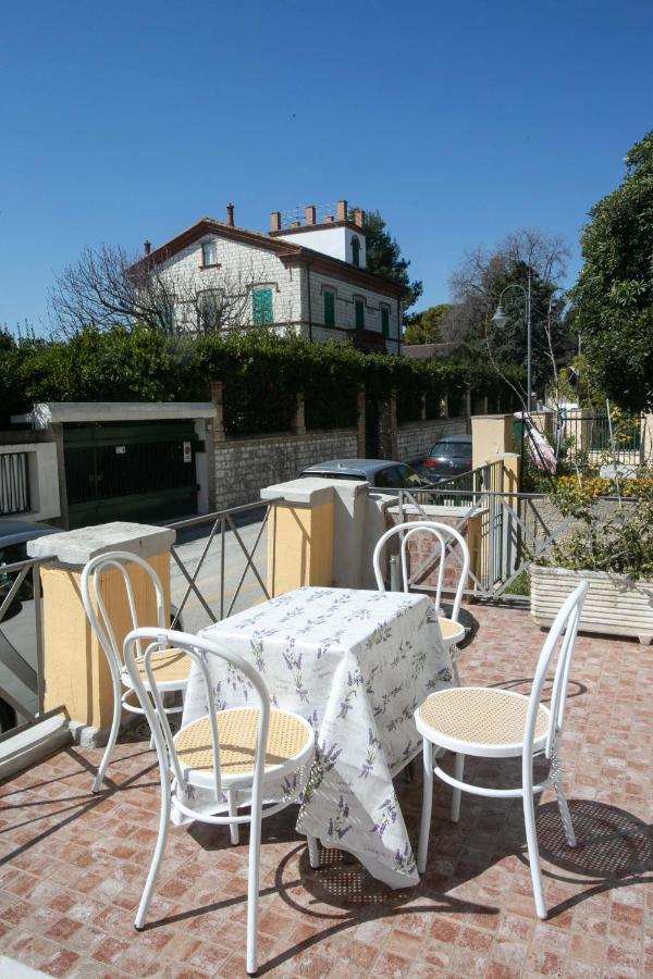 N050 - Numana, Trilocale In Centro Con Portico E Posto Auto Apartment Luaran gambar